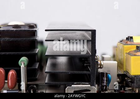 Kühlstrahler und andere elektronische Bauteile schließen sich. Die Welt der Elektronik. Stockfoto