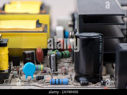 Nahaufnahme von Widerständen, Kondensatoren und anderen elektronischen Komponenten. Die Welt der Elektronik. Stockfoto