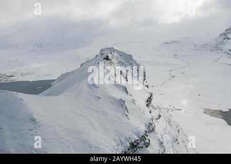 Luftaufnahme des schneebedeckten Mount Kirkjufell im Frühjahr in Island. Stockfoto