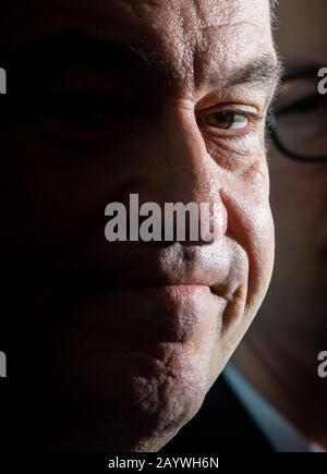 München, Deutschland. Februar 2020. Markus Söder (CSU), Parteivorsitzender und Ministerpräsident Bayerns, spricht vor Beginn der CSU-Vorstandssitzung mit den wartenden Journalisten. Kredit: Peter Kneffel / dpa / Alamy Live News Stockfoto