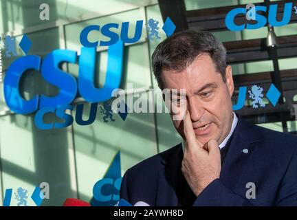 München, Deutschland. Februar 2020. Markus Söder (CSU), Parteivorsitzender und Ministerpräsident Bayerns, spricht vor Beginn der CSU-Vorstandssitzung mit den wartenden Journalisten. Kredit: Peter Kneffel / dpa / Alamy Live News Stockfoto