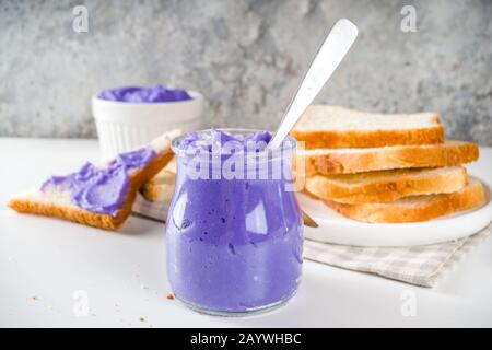 Ube Halaya. Halayang Ube. Trendige lila Halaya Yam Jam, Filipino süß und sauer Frühstück Rezept, in verschiedenen Gefäßen mit geröstetem Brot Stockfoto