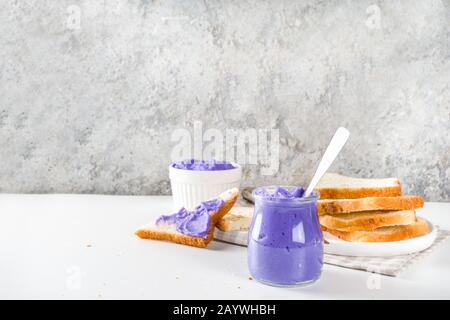 Ube Halaya. Halayang Ube. Trendige lila Halaya Yam Jam, Filipino süß und sauer Frühstück Rezept, in verschiedenen Gefäßen mit geröstetem Brot Stockfoto