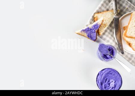 Ube Halaya. Halayang Ube. Trendige lila Halaya Yam Jam, Filipino süß und sauer Frühstück Rezept, in verschiedenen Gefäßen mit geröstetem Brot Stockfoto