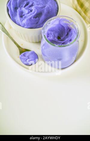 Ube Halaya. Halayang Ube. Trendige lila Halaya Yam Jam, Filipino süß und sauer Frühstück Rezept, in verschiedenen Gefäßen mit geröstetem Brot Stockfoto