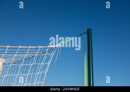 Nahaufnahme des Fußball-/Fußballtorpfostennetzes, das an der Stützstange befestigt ist Stockfoto
