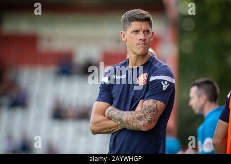 Fußballtrainer Alex Revell steht während des Spiels neben dem Spielfeld, während er Manager des Stevenage FC ist Stockfoto