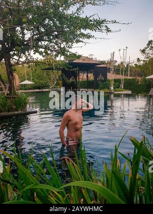 Krabi Thailand Januar 2020, Ein umweltfreundliches Luxusresort in Ao Nang, wo ein tropischer Garten um Anana Krabi liegt Stockfoto