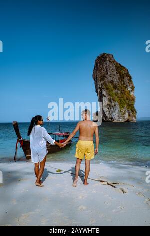 Paare Luxusurlaub Krabi Thailand, Koh Poda Island Krabi, Paare Männer und Frauen besuchen die Insel mit einem Langschwänzboot Stockfoto