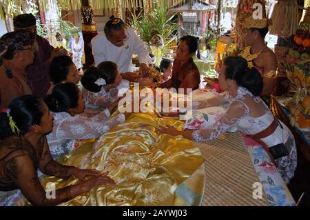 Eine balinesische Frau wird durch ein Schneidezahnritual geführt. Das Schneiden von Zähnen ist ein traditionelles balinesisches Ritual als Zeichen für eine balinesische Frauenreife. Stockfoto