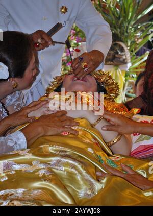 Eine balinesische Frau steht auf einem Schneidezahnritual. Das Schneiden von Zähnen ist ein traditionelles balinesisches Ritual als Zeichen für eine balinesische Frauenreife. Stockfoto