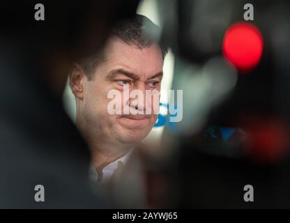 München, Deutschland. Februar 2020. Markus Söder (CSU), Parteivorsitzender und Ministerpräsident Bayerns, spricht vor Beginn der CSU-Vorstandssitzung mit den wartenden Journalisten. Kredit: Peter Kneffel / dpa / Alamy Live News Stockfoto