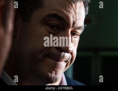 München, Deutschland. Februar 2020. Markus Söder (CSU), Parteivorsitzender und Ministerpräsident Bayerns, spricht vor Beginn der CSU-Vorstandssitzung mit den wartenden Journalisten. Kredit: Peter Kneffel / dpa / Alamy Live News Stockfoto