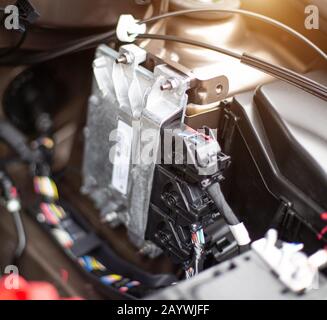 Die elektronische Motorsteuerung des im Motorraum installierten Fahrzeugs. Autosoftware, Chip Stockfoto