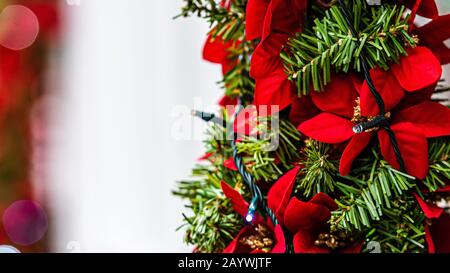 Weihnachtsbeleuchtung und Dekorationen an der Fassade des Gebäudes, Selective Focus, defokussiert Weihnachtshintergrund Stockfoto