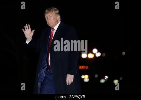 Washington DC, USA. Februar 2020. Präsident der Vereinigten Staaten Donald J. Trump winkt, als er auf dem South Lawn des Weißen Hauses nach seiner Rückkehr von Florida aus nach Washington am 16. Februar 2020 spaziert. Credit: Yuri Gripas/Pool über CNP - weltweite Nutzung Credit: Dpa / Alamy Live News Stockfoto