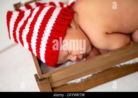 Neugeborenes Baby im Studio mit Schnuller Stockfoto