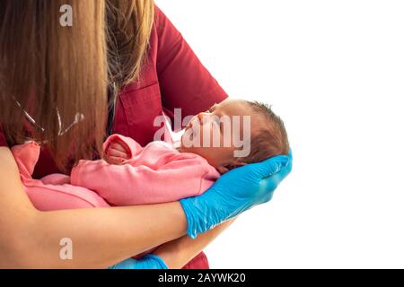 Kinderarzt, der ein schönes neugeborenes Mädchen hält Stockfoto