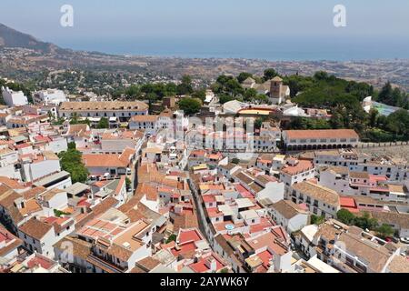 Blick auf die Dächer von Mijas Pueblo und die umliegende Landschaft mit dem mittelmeer im Hintergrund, Costa del Sol, Málaga, Spanien Stockfoto