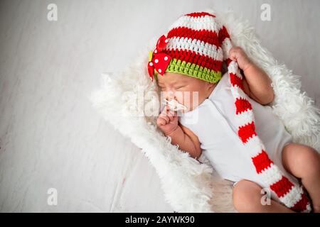 Neugeborenes Baby im Studio mit Schnuller Stockfoto