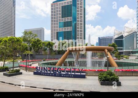 Ein Brunnen Des Wohlstands im Suntec City Einkaufszentrum in Singapur. Der Brunnen ist insofern ungewöhnlich, als das Wasser nach innen fällt Stockfoto