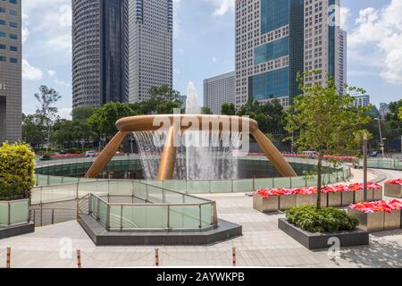 Ein Brunnen Des Wohlstands im Suntec City Einkaufszentrum in Singapur. Der Brunnen ist insofern ungewöhnlich, als das Wasser nach innen fällt Stockfoto