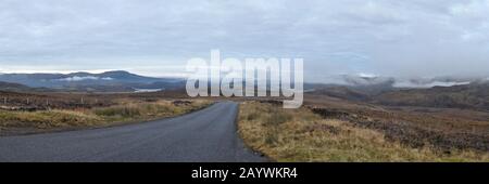 Panorama der General Wade's Military Road B862 in Richtung Whitebridge mit Loch Ness auf der linken Seite in Schottland Stockfoto