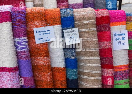 Traditionelle Teppiche, die im Februar im Laden in Pampaneira, Andalucia, Spanien, hängen - örtlich angefertigtes Kunsthandwerk Stockfoto