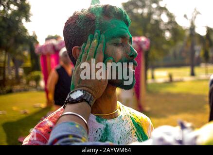Indischer Mann Gesicht mit grüner Farbe und Hand mit Farbe auf dem Gesicht während Holi bedeckt Stockfoto