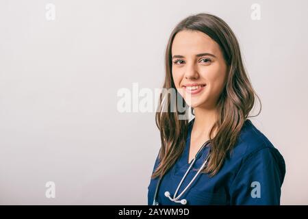 Konzept für das Gesundheitswesen und die Medizin - Portrait eines Frauenarztes mit einem auf Weiß isolierten Stethoskop Stockfoto