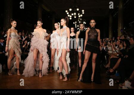 London, Großbritannien. Februar 2020. Models laufen auf der ADNEVIK Fashion Show Herbst/Winter 2020 während der London Fashion Week Frauen auf den Royal Horseguards, Einem Whitehall Place in London. Credit: Sopa Images Limited/Alamy Live News Stockfoto