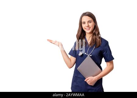 Junge Ärztin, die etwas mit ausgestreckten Händen zeigt - isoliert über weiß Stockfoto