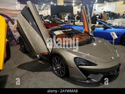 Philadelphia, Pennsylvania, USA - 9. Februar 2020 - EINE graue Farbe des McLaren 570S Sportwagens 2020 Stockfoto