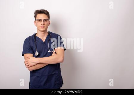 Gesundheits- und Medizinkonzept - junger männlicher Arzt mit Stethoskop Stockfoto
