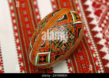 Osterei (Pysanka) auf bestickter Leinwand. Kolomyia. Stockfoto