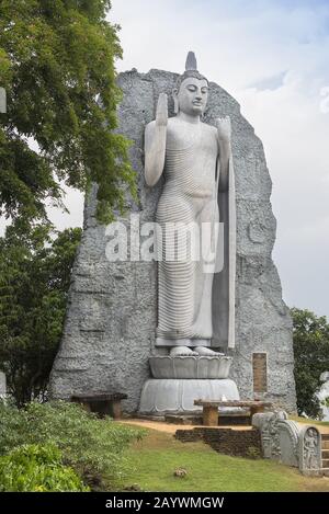 Polonnaruwa, Sri Lanka: 17.03.2020: Der Gal Vihara Felsentempel mit vier Buddha-Figuren, die in die Felswand gehauen sind. Stockfoto