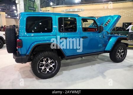 Philadelphia, Pennsylvania, USA - 9. Februar 2020 - Die Seitenansicht des 2020 Jeep Wrangler Unlimited Rubicon 4X4 blau Stockfoto