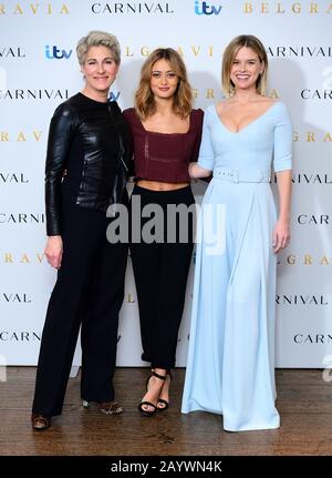 Tamsin Greig (links), Ella Purnell (Mitte) und Alice Eve besuchen die Belgravia Fotocall, die im Soho Hotel in London abgehalten wird. Stockfoto