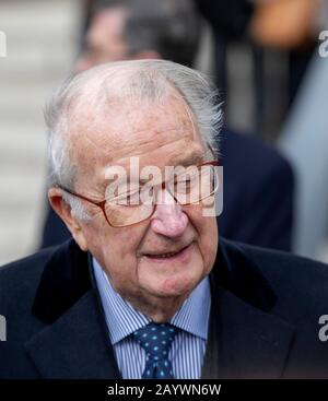 Brüssel, Belgien. Februar 2020. König Albert II. Von Belgien verlässt am 17. Februar 2020 in der Onze-Lieve-Vrouwkerk in Laken in Brussel, nachdem er an der jährlichen Eucharistischen Feier im Gedenken an die verstorbenen Mitglieder der Königlichen Familienkredite teilgenommen hat: Albert Nieboer/ Niederlande OUT/Point de Vue OUT/dpa/Alamy Live News Stockfoto