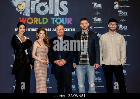 17.02.2020, Gruppenfoto mit Lena Meyer-Landrut (lr), Anna Kendrick, Walt Dohrn, Justin Timberlake und Mark Forster an der Fotocall für den Film Trolls World Tour im Waldorf Astoria Hotel in Berlin. Der neue Trickfilm von DreamWorks Animation, der von Universal Pictures International Deutschland vertrieben wird, wird am 23. April 2020 bundesweit in den deutschen Kinos starten. Weltweite Verwendung Stockfoto