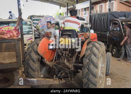 Dambulla, Sri Lanka: 18/03/2019: Größter Obst- und Gemüsemarkt in Sri Lanka. LKW wird mit verschiedenen Gemüsen in Säcken beladen. Stockfoto