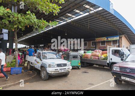 Dambulla, Sri Lanka: 18/03/2019: Größter Obst- und Gemüsemarkt in Sri Lanka. LKW wird mit verschiedenen Gemüsen in Säcken beladen. Stockfoto