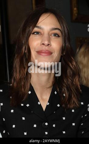 Alexa Chung in der ersten Reihe während der erdem-Show auf der London Fashion Week Februar 2020-Show in Der National Portrait Gallery in London. Stockfoto