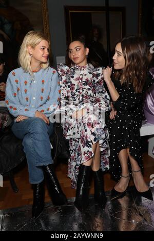 Pixie Geldof, Charli XCX und Alexa Chung in der ersten Reihe während der erdem-Show auf der London Fashion Week Februar 2020-Show in Der National Portrait Gallery in London. Stockfoto