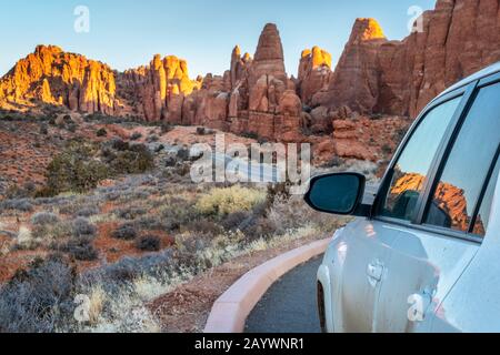 Winteraufgang Fahren auf einer Autobahn durch den Arches National Park in der Nähe von Moab in Utah, Reise-, Freizeit- und Urlaubskonzept. Stockfoto