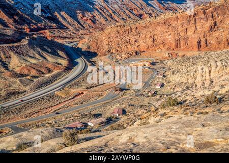 Luftbild der Moab-Störung mit Autobahn, Radweg, Eisenbahn, Besucherzentrum und Eintritt in den Arches National Park in der Nähe von Moab, Utah Stockfoto