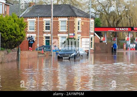 Hereford, Herefordshire, Großbritannien - Montag, 17. Februar 2020 - EINE Frau läuft an einer Wand entlang, während sie sich vorsichtig durch das überschwemmte Gebiet der Ledbury Road der Stadt macht. Foto Steven May / Alamy Live News Stockfoto