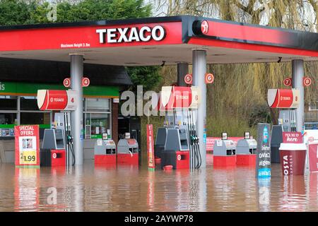 Hereford, Herefordshire, Großbritannien - Montag, 17. Februar 2020 - Die Überschwemmung entlang des Ledbury Road Bereichs der Stadt umfasst eine überflutete Texaco-Tankstelle. Foto Steven May / Alamy Live News Stockfoto