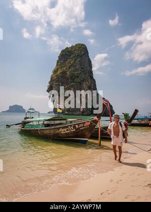 Krabi Thailand Januar 2020, Touristen am Strand, Railay Strand mit einer schönen Kulisse der Insel Ko Rang Nok In Thailand Krabi Stockfoto