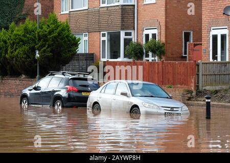 Hereford, Herefordshire, Großbritannien - Montag, 17. Februar 2020 - Überschwemmungen entlang des Ledbury Road Bereichs der Stadt umfassen Bewohner geparkte Autos. Foto Steven May / Alamy Live News Stockfoto